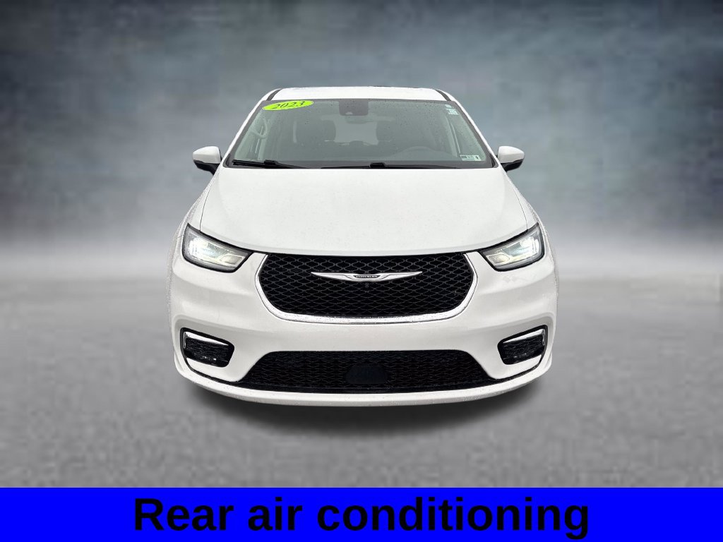 Used 2023 Chrysler Pacifica Touring-L FWD image 3