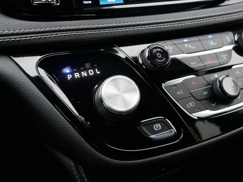 Used 2021 Chrysler Pacifica Limited w/ Uconnect Theater Family Group image 24