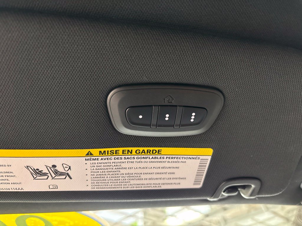 Used 2025 Chrysler Pacifica Select FWD image 34