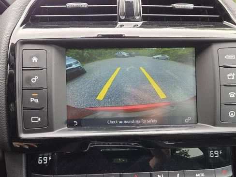 Used 2017 Jaguar F-PACE Premium image 17