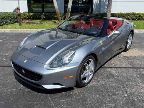 Used 2010 Ferrari California RWD image 17