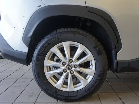 Certified 2025 Toyota Corolla Cross LE FWD image 27
