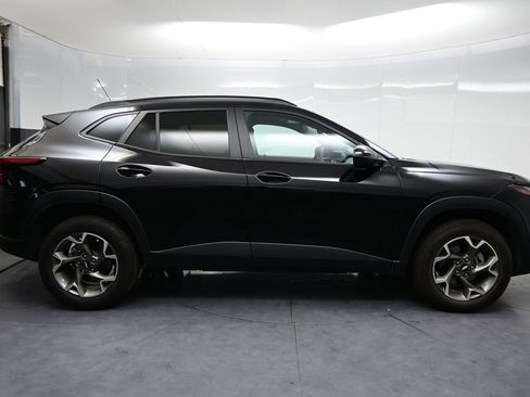 Used 2025 Chevrolet Trax LT FWD image 4