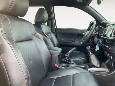 Used 2019 Toyota Tacoma TRD Sport w/ TRD Premium Sport Package image 17