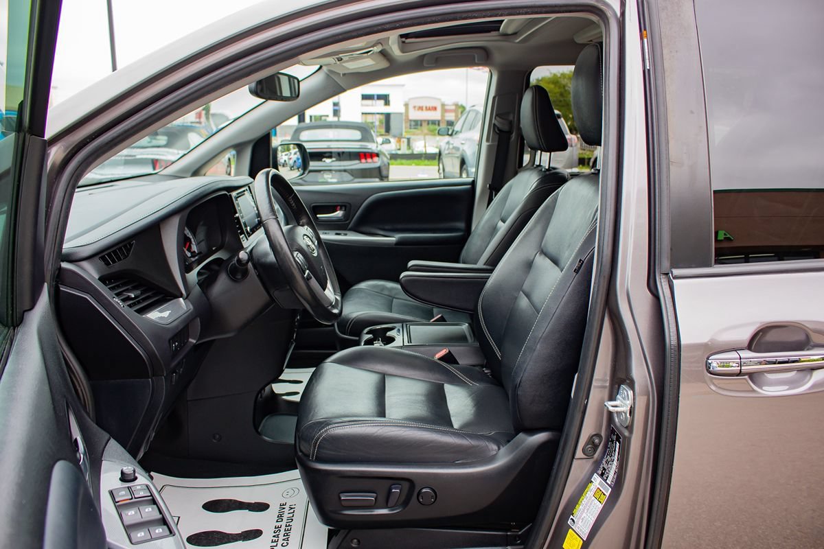 Used 2020 Toyota Sienna SE Premium FWD image 16