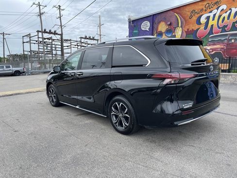 Used 2025 Toyota Sienna Platinum AWD/4WD image 3