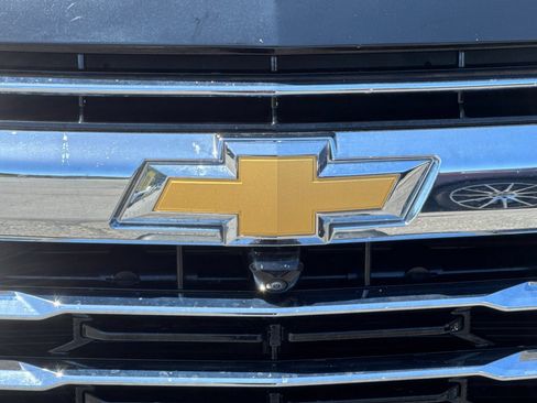 Used 2025 Chevrolet Suburban LT RWD image 46