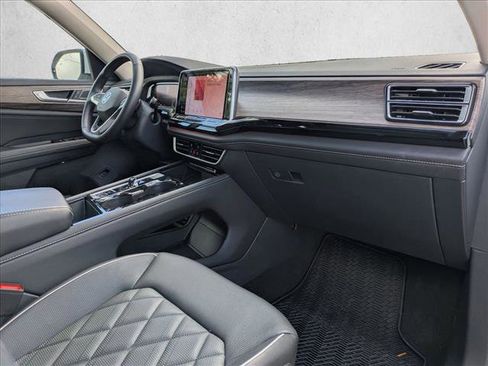 Used 2025 Volkswagen Atlas SEL Premium R-Line image 16