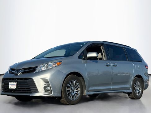 Used 2020 Toyota Sienna XLE image 14