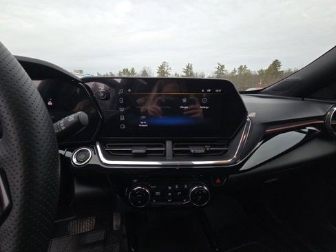 Used 2025 Chevrolet Trax RS w/ Driver Confidence Package image 10