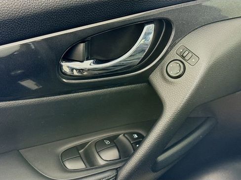 Certified 2018 Nissan Rogue SV image 18