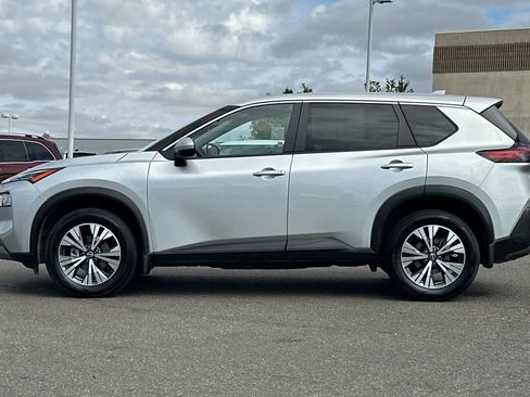 Used 2022 Nissan Rogue SV image 9