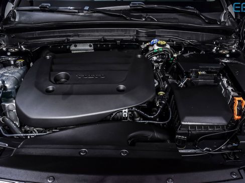 Used 2024 Volvo XC40 B5 Ultimate w/ Protection Package Premier image 11