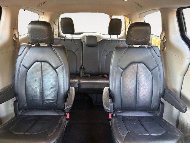 Used 2017 Chrysler Pacifica Touring-L Plus w/ Advanced Safetytec Group FWD image 4