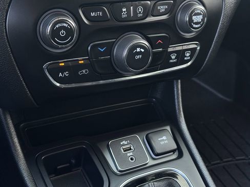 Used 2021 Jeep Cherokee Latitude Plus FWD image 19