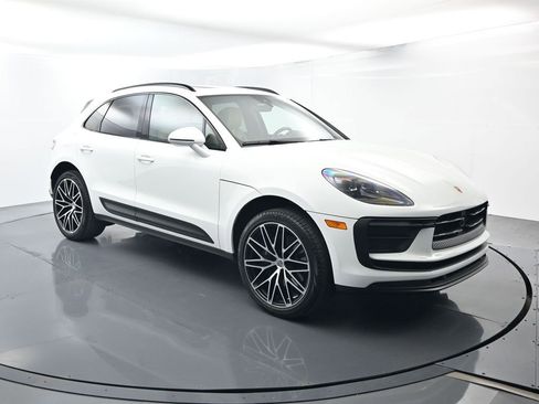 Certified 2025 Porsche Macan AWD/4WD image 17