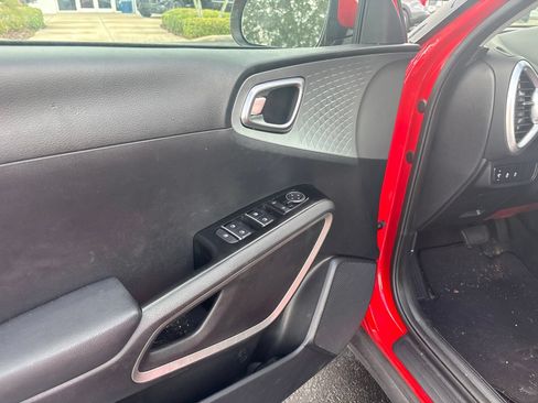 Used 2025 Kia Soul LX FWD image 7