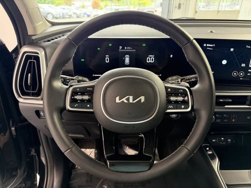 Used 2025 Kia Sorento EX AWD/4WD image 9