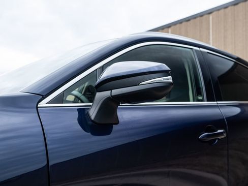 Used 2022 Toyota Venza XLE image 11