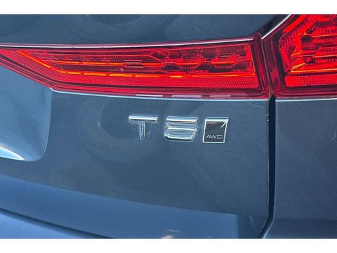 Used 2018 Volvo XC60 T5 Momentum image 6