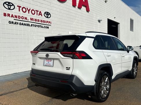 Used 2020 Toyota RAV4 XLE Premium image 5