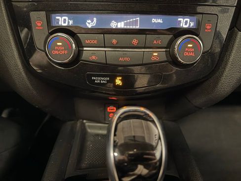 Used 2017 Nissan Rogue SV image 14