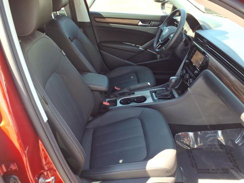 Certified 2022 Volkswagen Passat 2.0T image 11