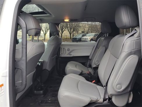 Used 2025 Toyota Sienna XLE image 10