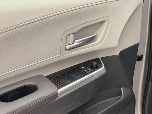 Used 2023 Toyota Sienna XLE image 19