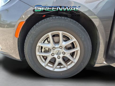 Used 2023 Chrysler Pacifica Touring-L FWD image 29