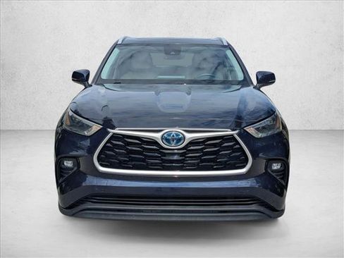 Used 2022 Toyota Highlander XLE FWD image 2
