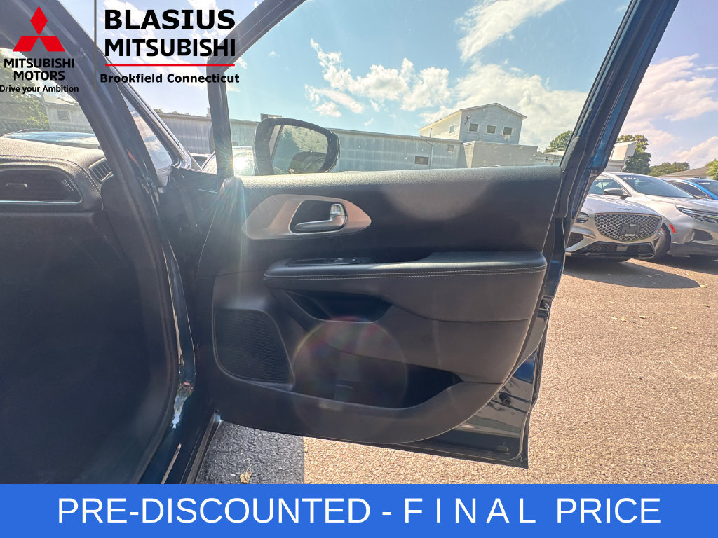 Used 2023 Chrysler Pacifica Limited w/ S Appearance Package FWD image 27