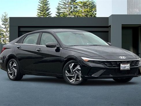 Used 2025 Hyundai Elantra Limited image 2