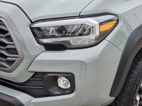 Used 2023 Toyota Tacoma TRD Off-Road w/ Technology Package AWD/4WD image 11