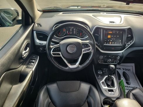 Used 2018 Jeep Cherokee Latitude Plus w/ Cold Weather Group image 10