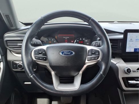 Used 2023 Ford Explorer XLT AWD/4WD image 19