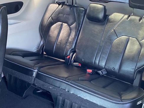 Used 2019 Chrysler Pacifica Limited w/ Tire & Wheel Group FWD image 28