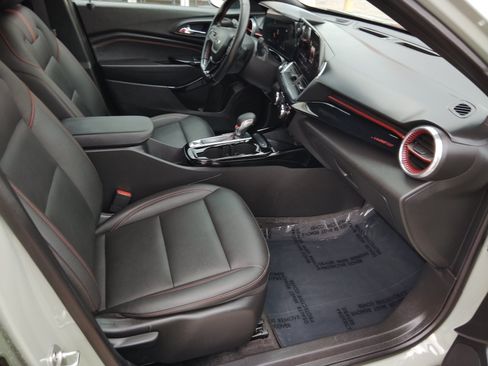 Used 2024 Chevrolet Trax RS w/ Sunroof Package FWD image 32