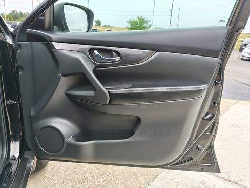 Used 2017 Nissan Rogue SV FWD image 23