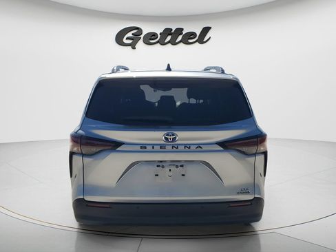 Used 2024 Toyota Sienna XLE FWD image 6