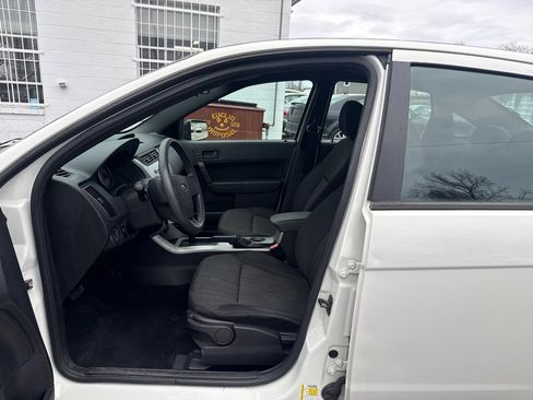 Used 2011 Ford Focus SE image 10