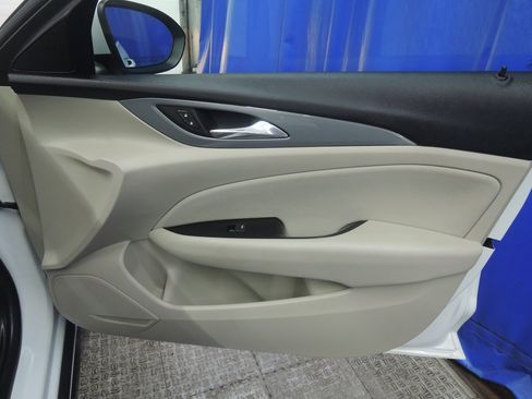 Used 2018 Buick Regal Preferred image 32