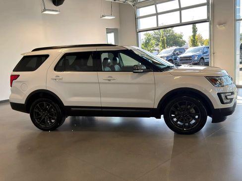 Used 2017 Ford Explorer XLT w/ Equipment Group 202A AWD/4WD image 8