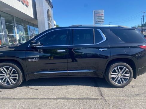 Used 2023 Chevrolet Traverse High Country AWD/4WD image 3