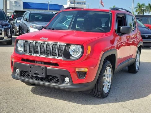 Used 2022 Jeep Renegade Latitude w/ Convenience Group AWD/4WD image 3