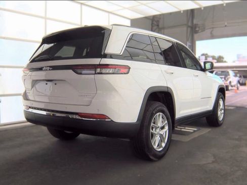 Used 2024 Jeep Grand Cherokee Laredo X AWD/4WD image 9
