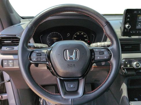 Used 2025 Honda Pilot TrailSport image 12