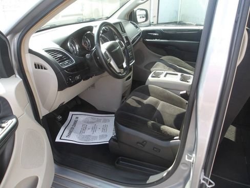 Used 2014 Chrysler Town & Country Touring FWD image 11