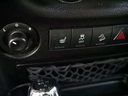 Used 2016 Jeep Wrangler Unlimited Sahara w/ Connectivity Group image 29