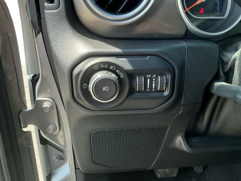 Used 2018 Jeep Wrangler Unlimited Sahara w/ LED Lighting Group AWD/4WD image 20
